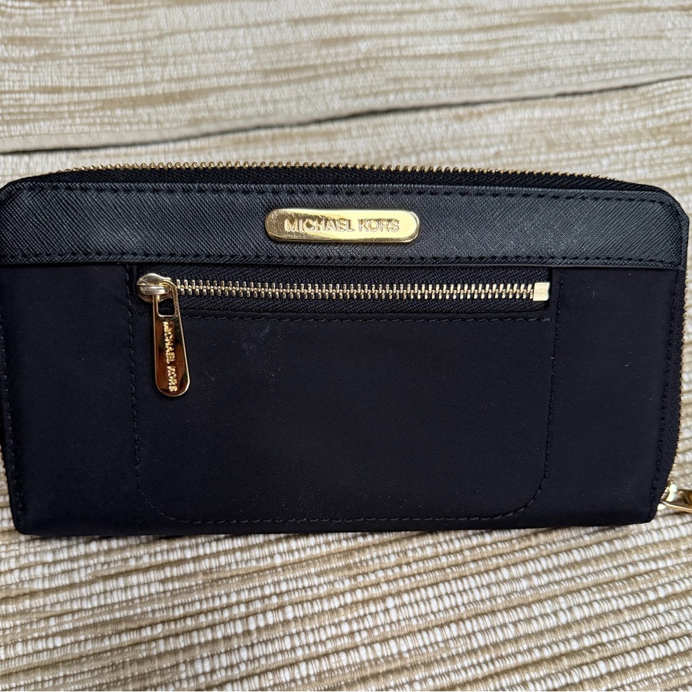 Michael Kors Black Zip Around Wallet NWOT